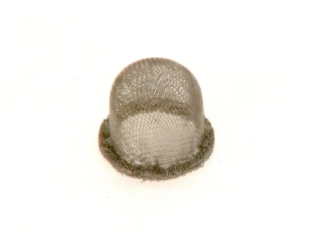 Metallischer Zündgasfilter von Bosch, in einer kuppelförmigen, feinmaschigen Konstruktion, auf weißem Hintergrund.